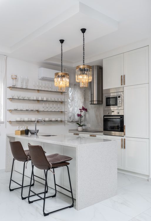 Detalle de encimera y muebles de cocina en una vivienda